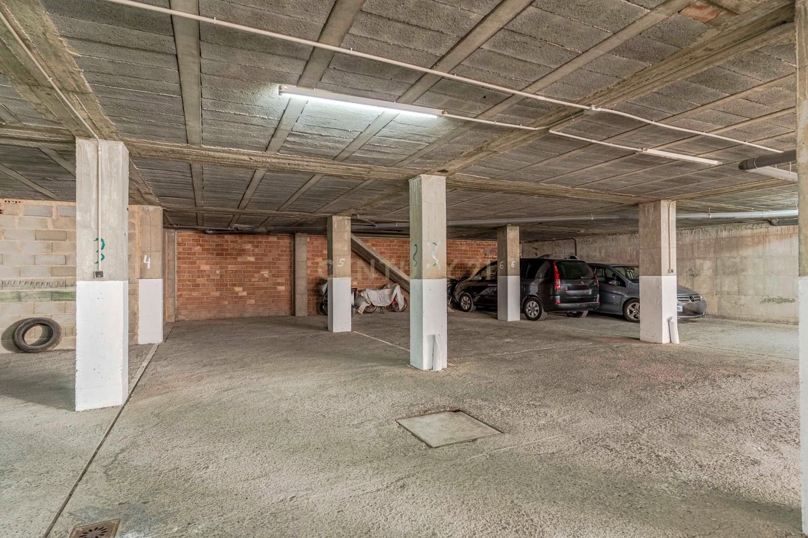 Garage til salg i Pinos Puente - € 210.000 (Ref: 9289832)