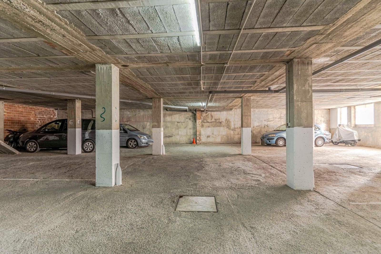 Garage til salg i Pinos Puente - € 210.000 (Ref: 9289832)