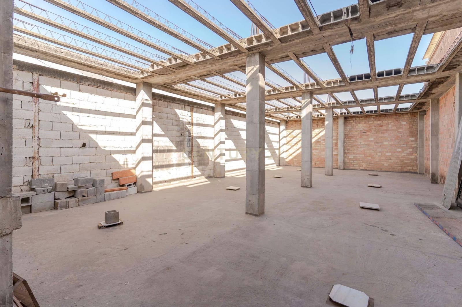 Garage til salg i Pinos Puente - € 210.000 (Ref: 9289832)