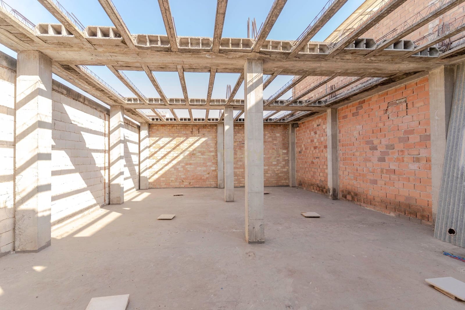 Garage til salg i Pinos Puente - € 210.000 (Ref: 9289832)