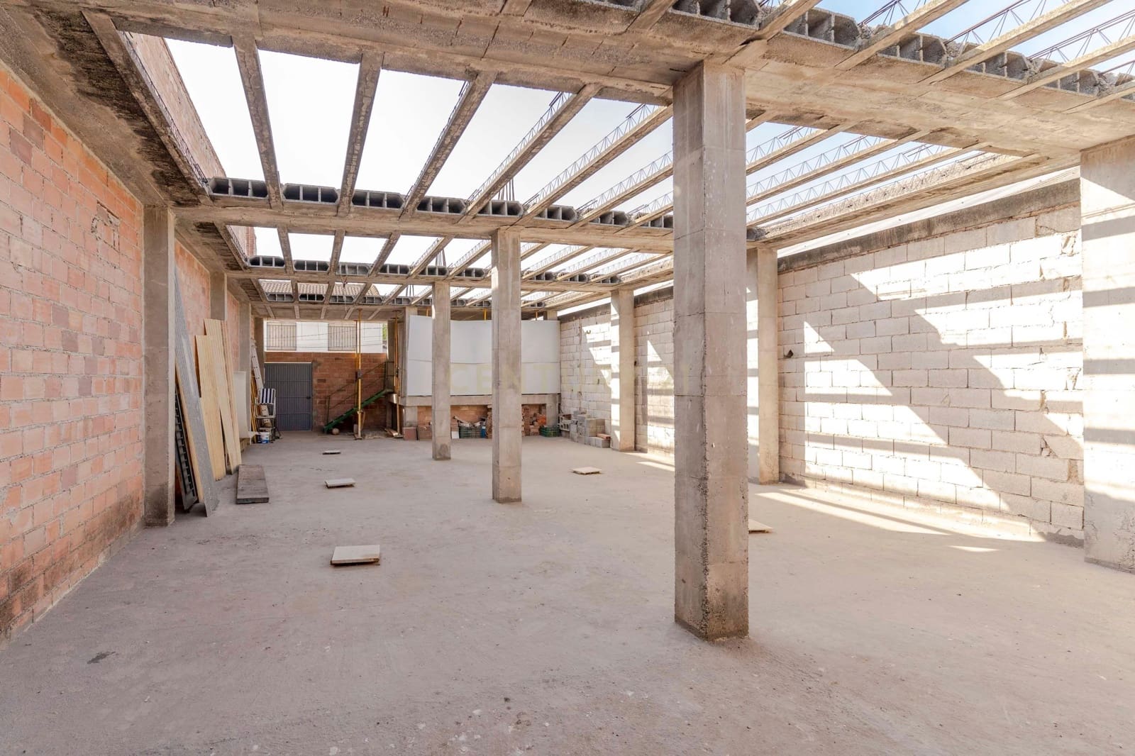 Garage til salg i Pinos Puente - € 210.000 (Ref: 9289832)