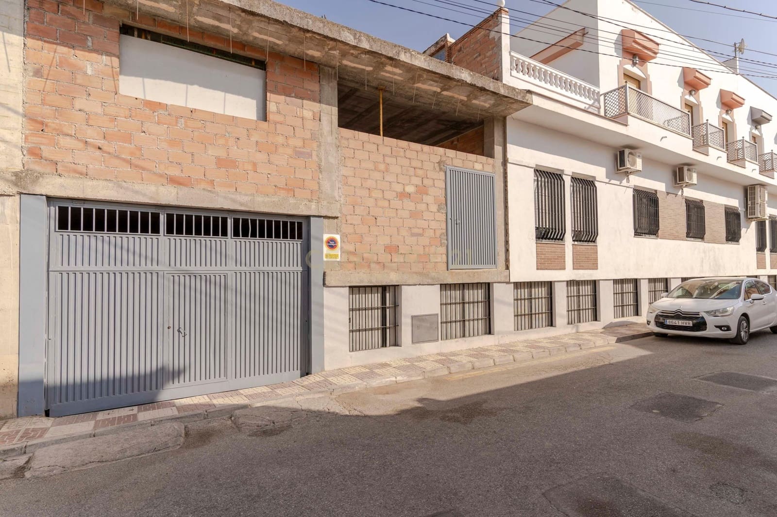 Garage til salg i Pinos Puente - € 210.000 (Ref: 9289832)