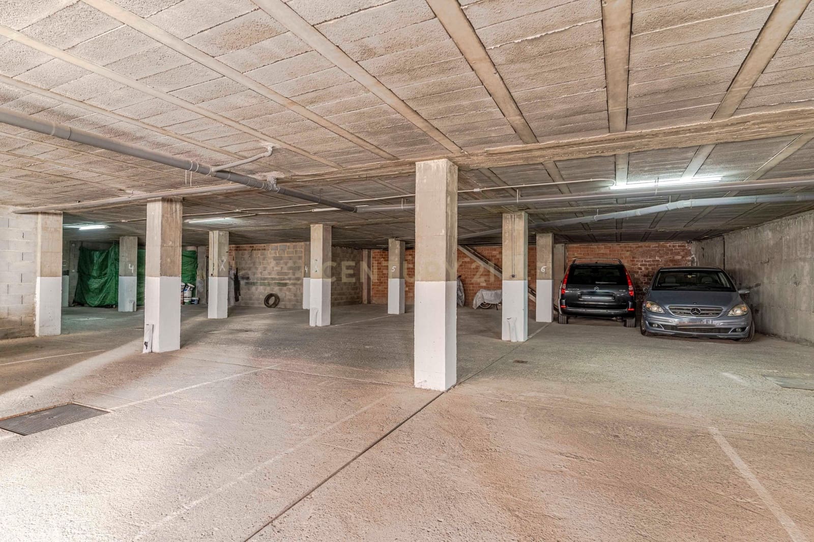 Garage til salg i Pinos Puente - € 210.000 (Ref: 9289832)
