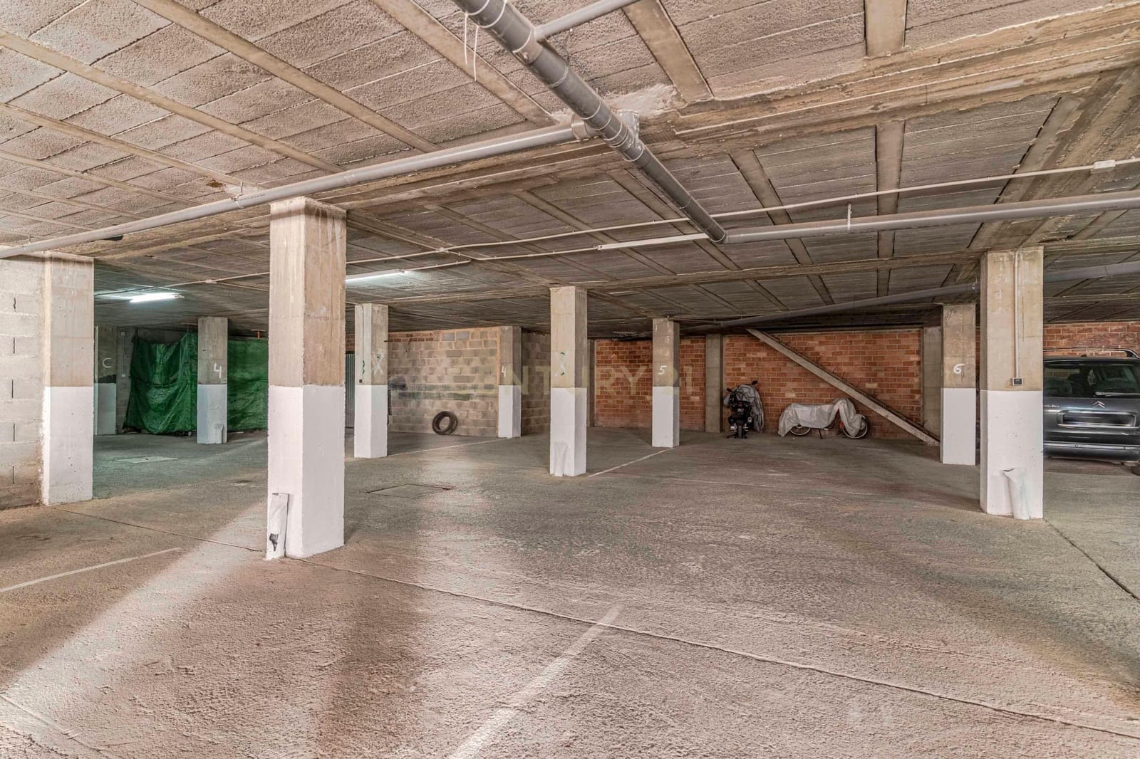 Garage til salg i Pinos Puente - € 210.000 (Ref: 9289832)