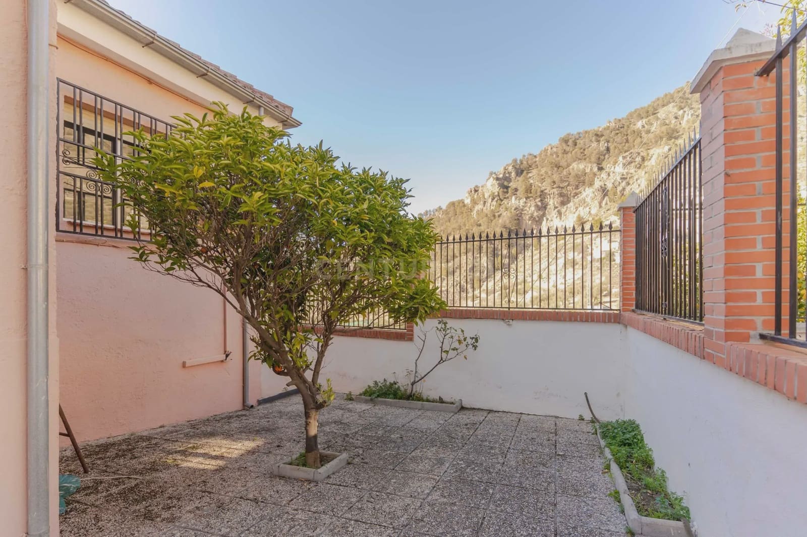 4 soveværelse Villa til salg i Moclin med swimmingpool - € 185.000 (Ref: 9289842)