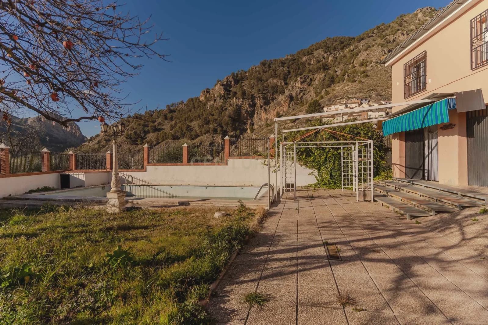 4 soveværelse Villa til salg i Moclin med swimmingpool - € 185.000 (Ref: 9289842)