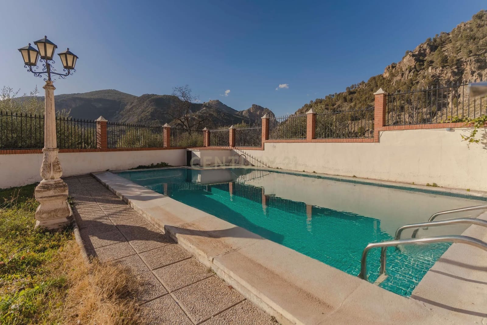 4 soveværelse Villa til salg i Moclin med swimmingpool - € 185.000 (Ref: 9289842)