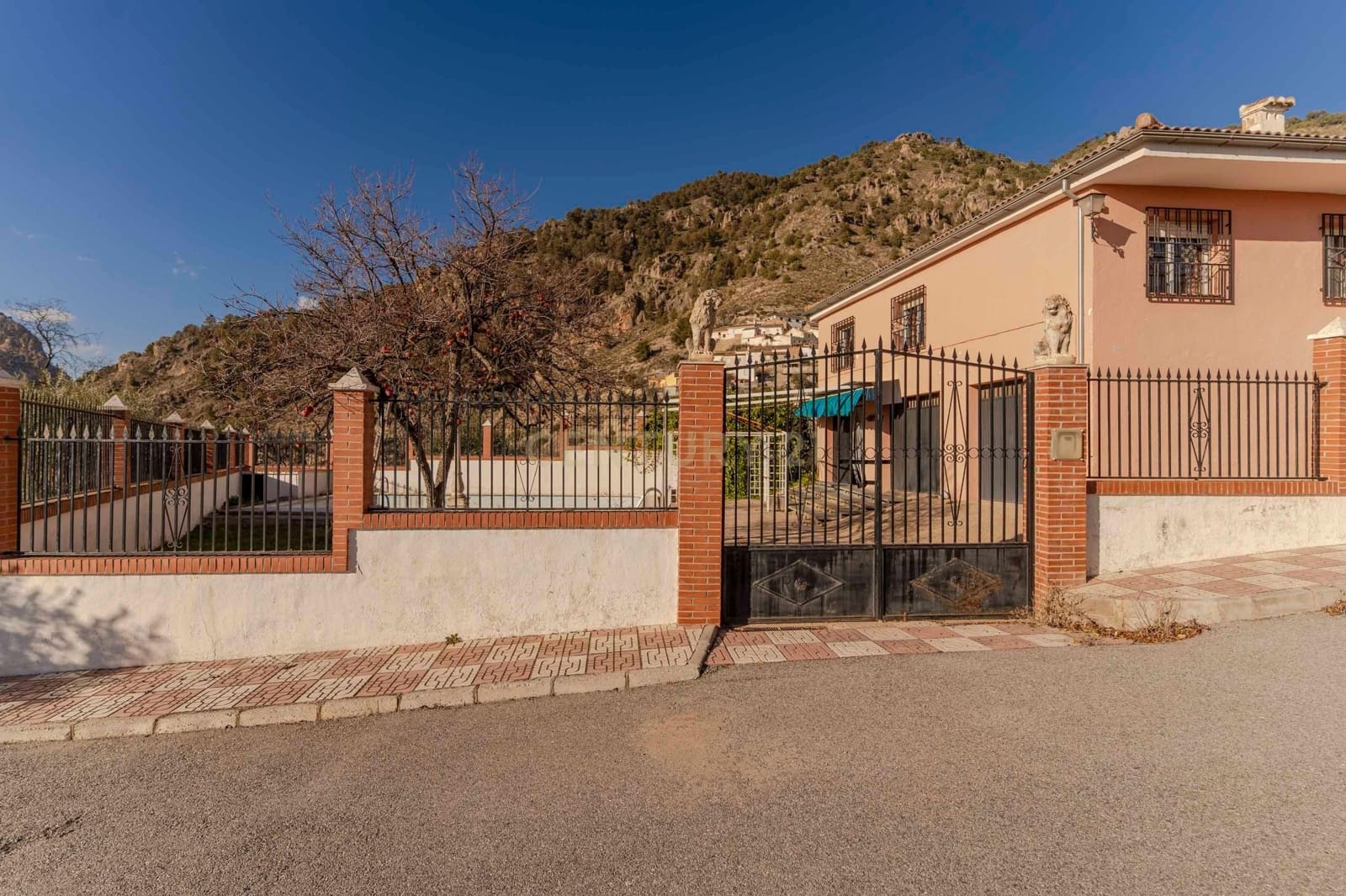 4 soveværelse Villa til salg i Moclin med swimmingpool - € 185.000 (Ref: 9289842)