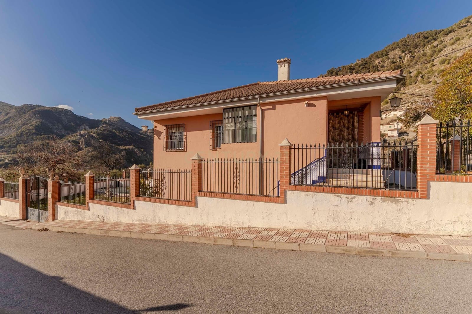 4 soveværelse Villa til salg i Moclin med swimmingpool - € 185.000 (Ref: 9289842)