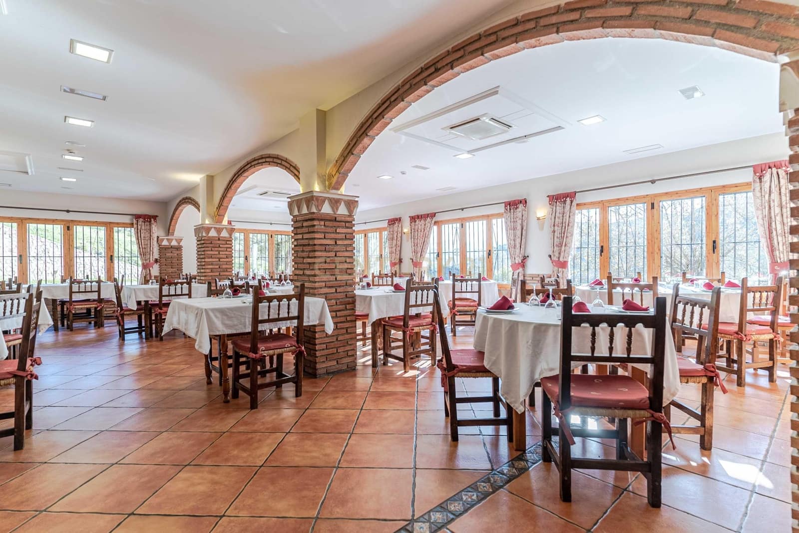 Hotel na sprzedaż w Guejar Sierra - 1 500 000 € (Ref: 9289846)