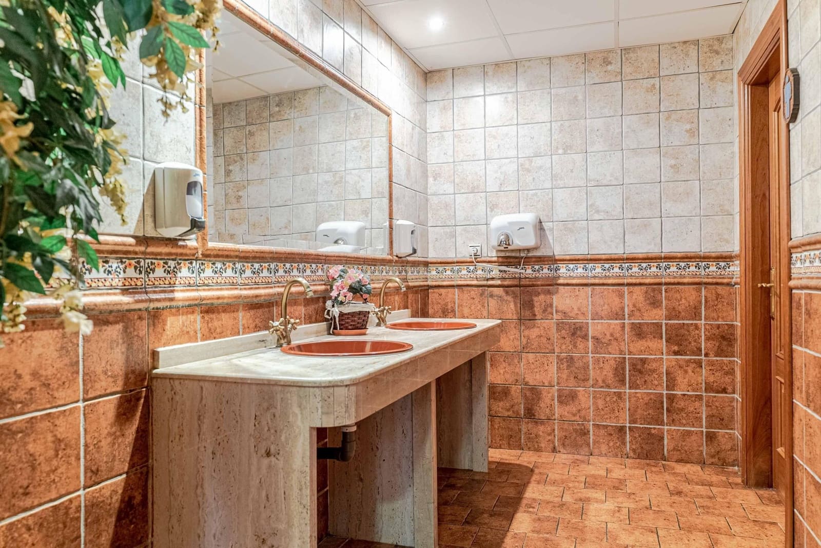 Hotel na sprzedaż w Guejar Sierra - 1 500 000 € (Ref: 9289846)