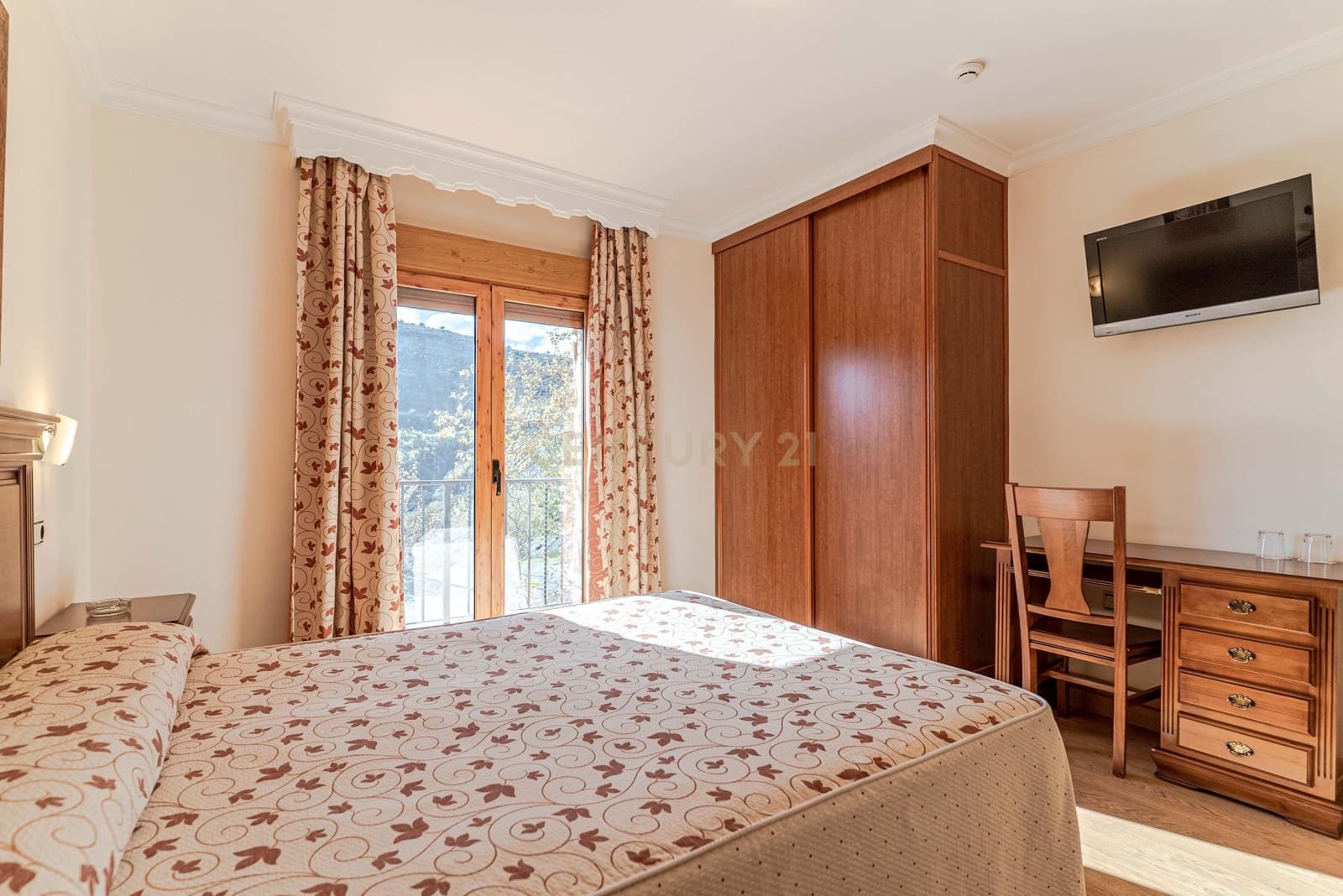 Hotel na sprzedaż w Guejar Sierra - 1 500 000 € (Ref: 9289846)