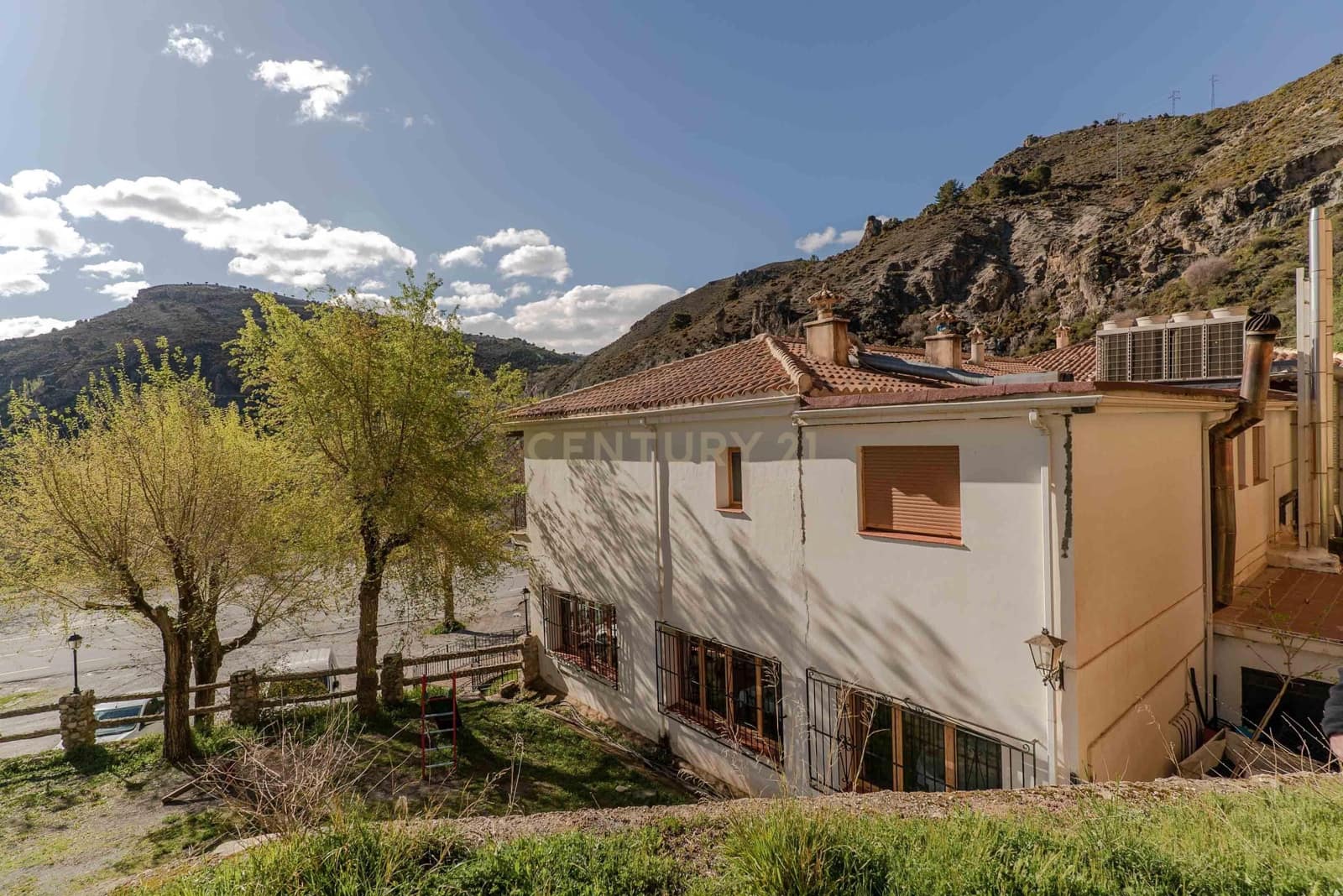 Hotel na sprzedaż w Guejar Sierra - 1 500 000 € (Ref: 9289846)