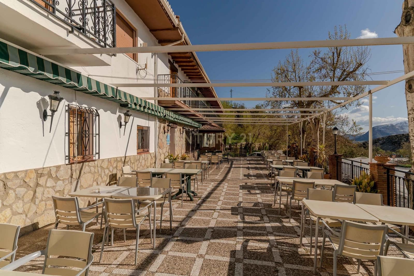 Hotel na sprzedaż w Guejar Sierra - 1 500 000 € (Ref: 9289846)