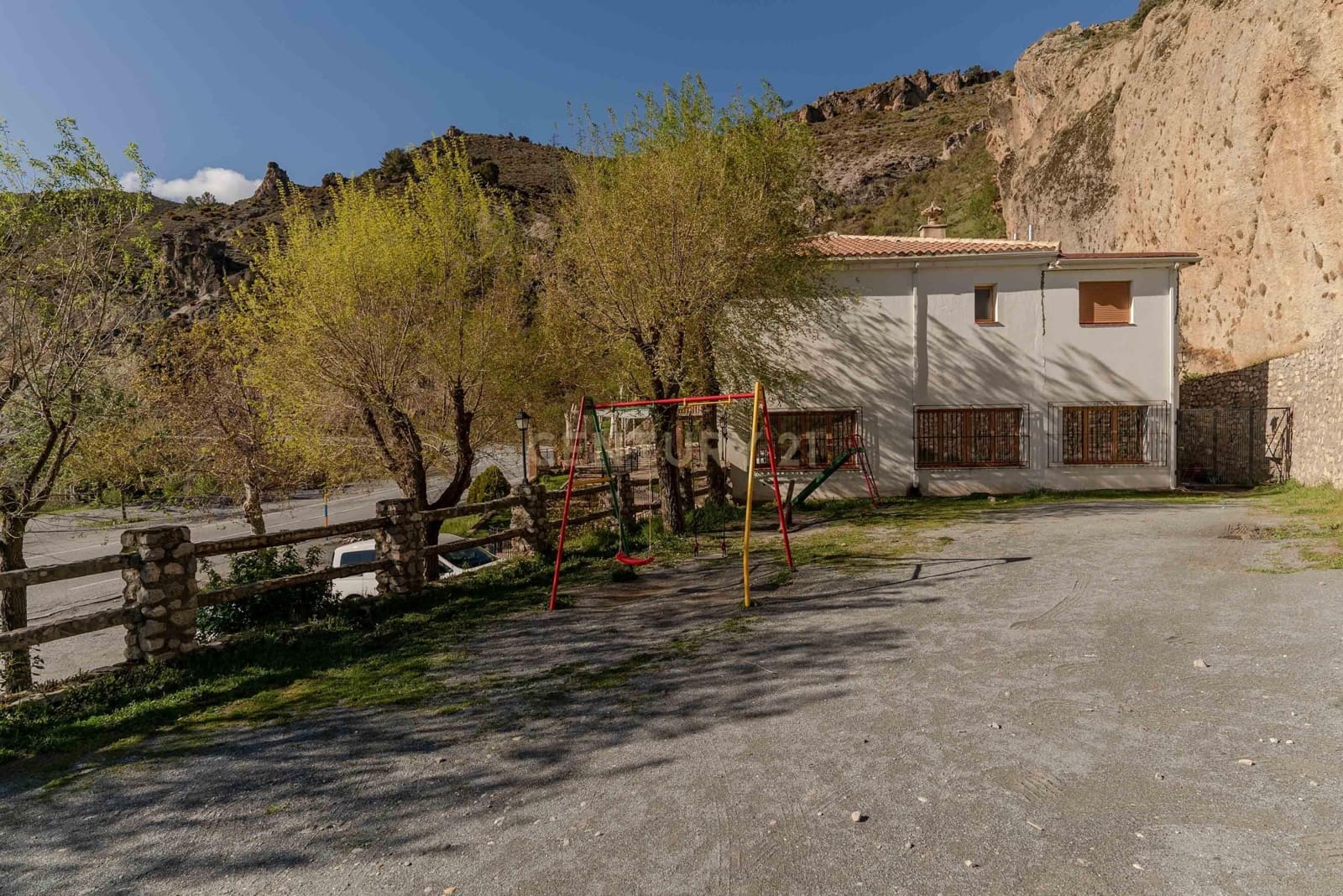 Hotel na sprzedaż w Guejar Sierra - 1 500 000 € (Ref: 9289846)