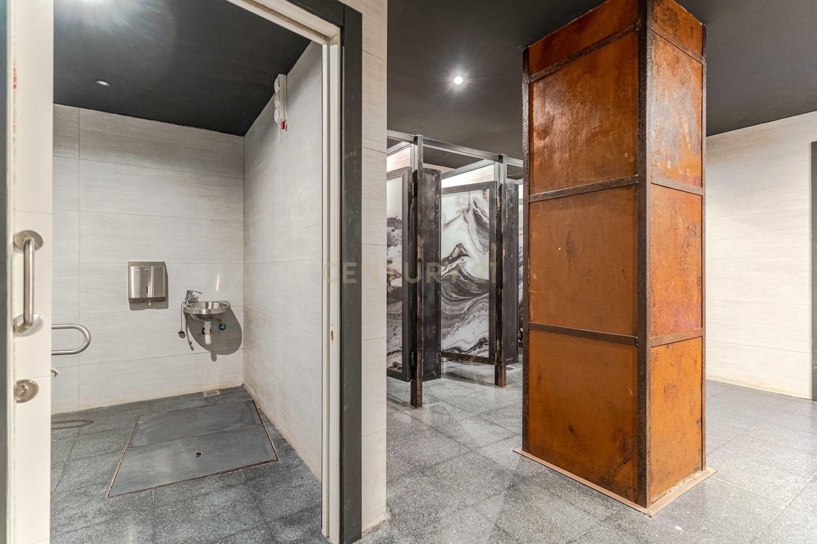 Erhverv til salg i Granada by - € 1.200.000 (Ref: 9293614)