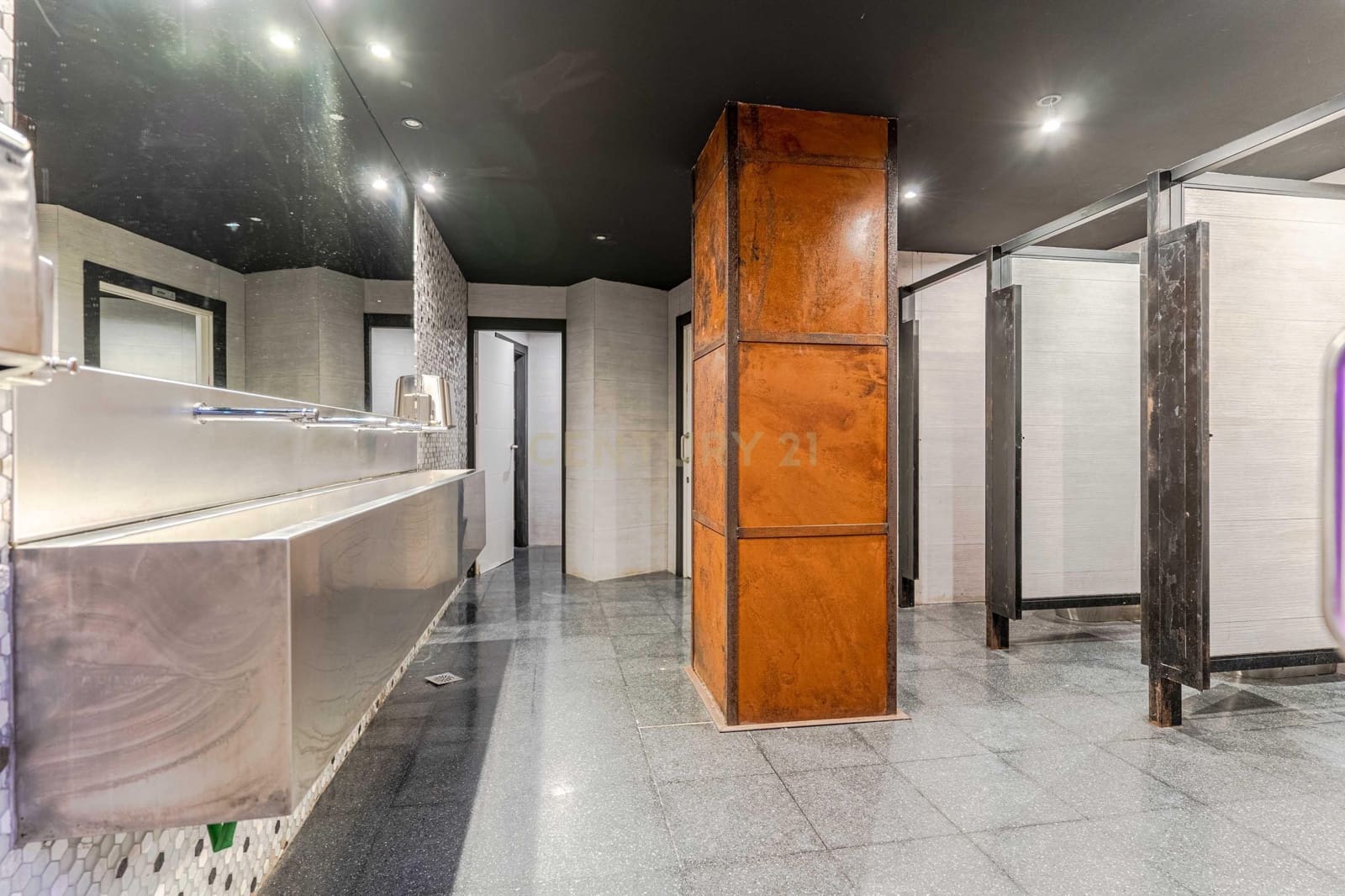 Erhverv til salg i Granada by - € 1.200.000 (Ref: 9293614)