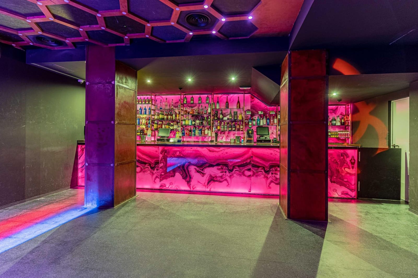 Erhverv til salg i Granada by - € 1.200.000 (Ref: 9293614)