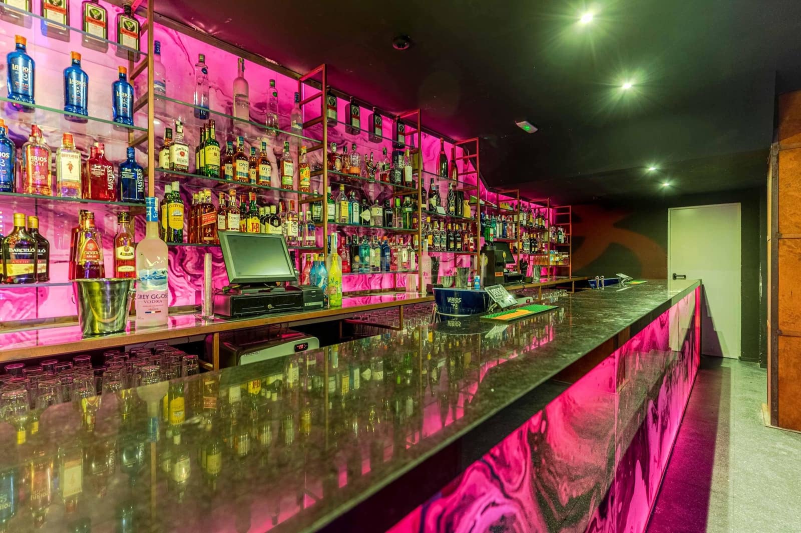 Erhverv til salg i Granada by - € 1.200.000 (Ref: 9293614)