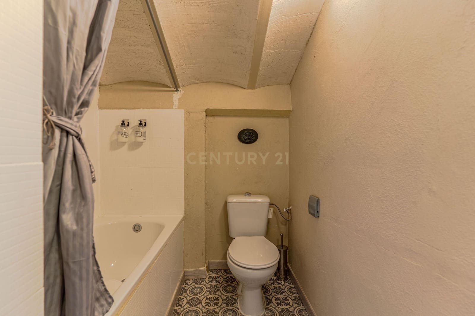 15 sypialnia Hotel na sprzedaż w Pinos Genil z garażem - 999 000 € (Ref: 9293615)