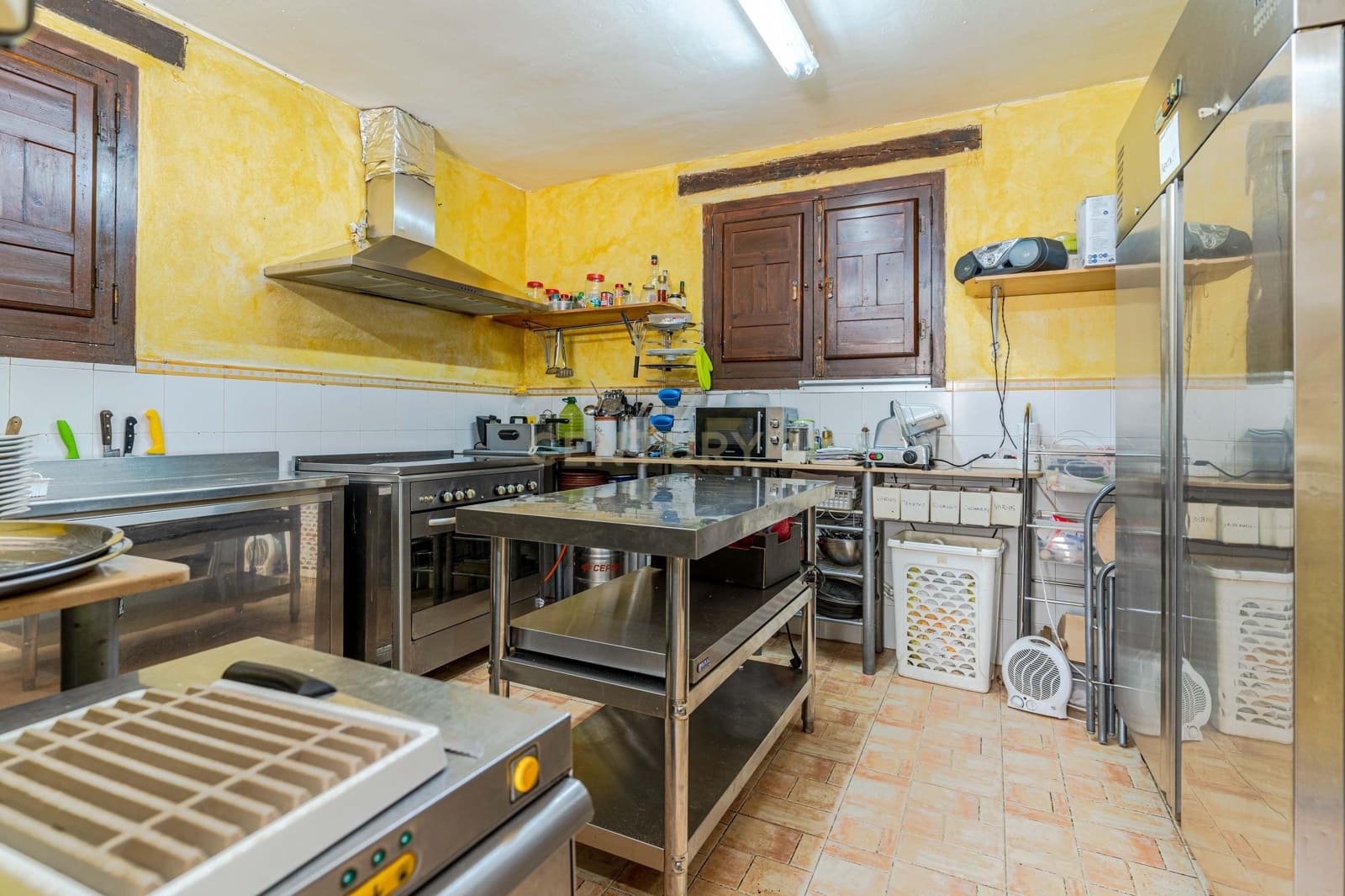 15 sypialnia Hotel na sprzedaż w Pinos Genil z garażem - 999 000 € (Ref: 9293615)