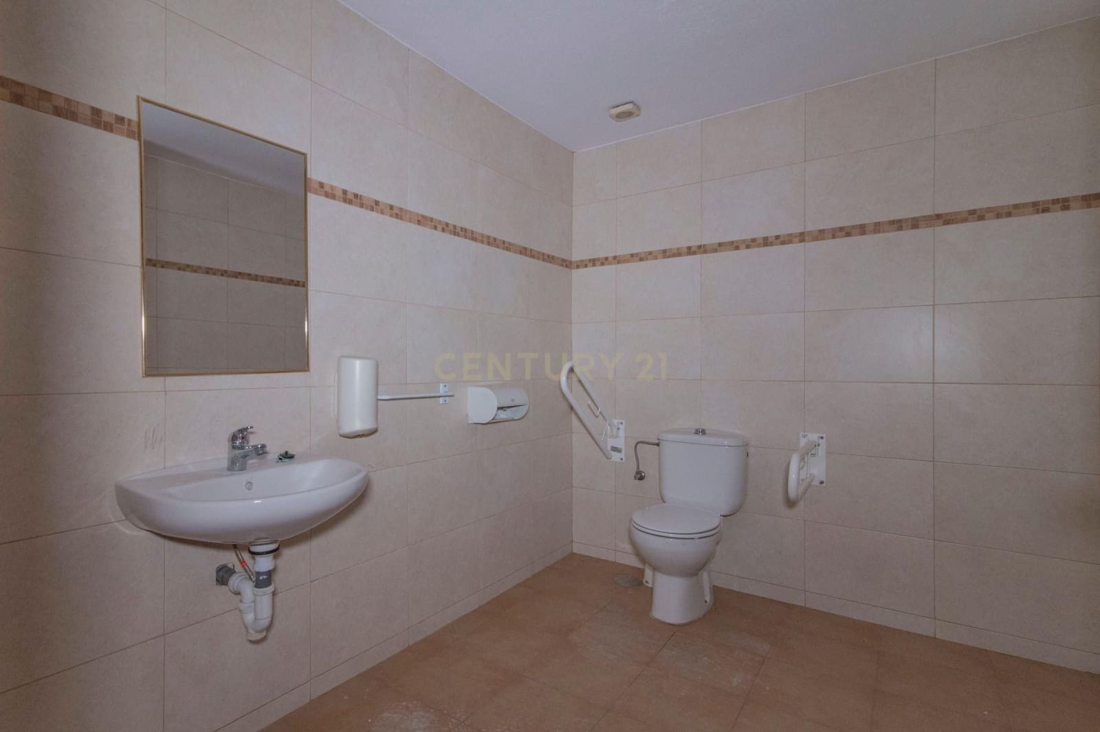 Commercieel te koop in Granada stad - € 350.000 (Ref: 9293620)