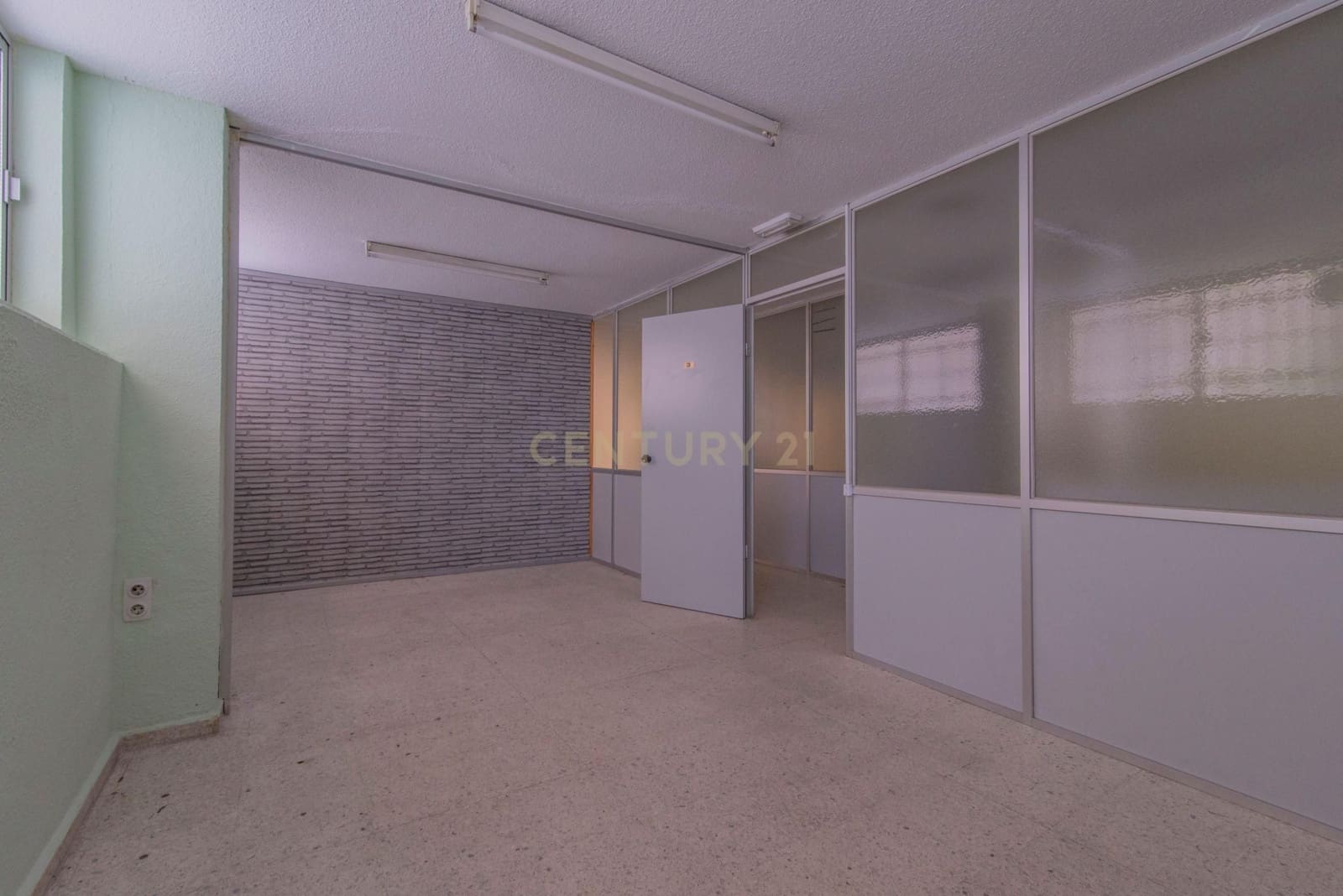 Commercieel te koop in Granada stad - € 350.000 (Ref: 9293620)