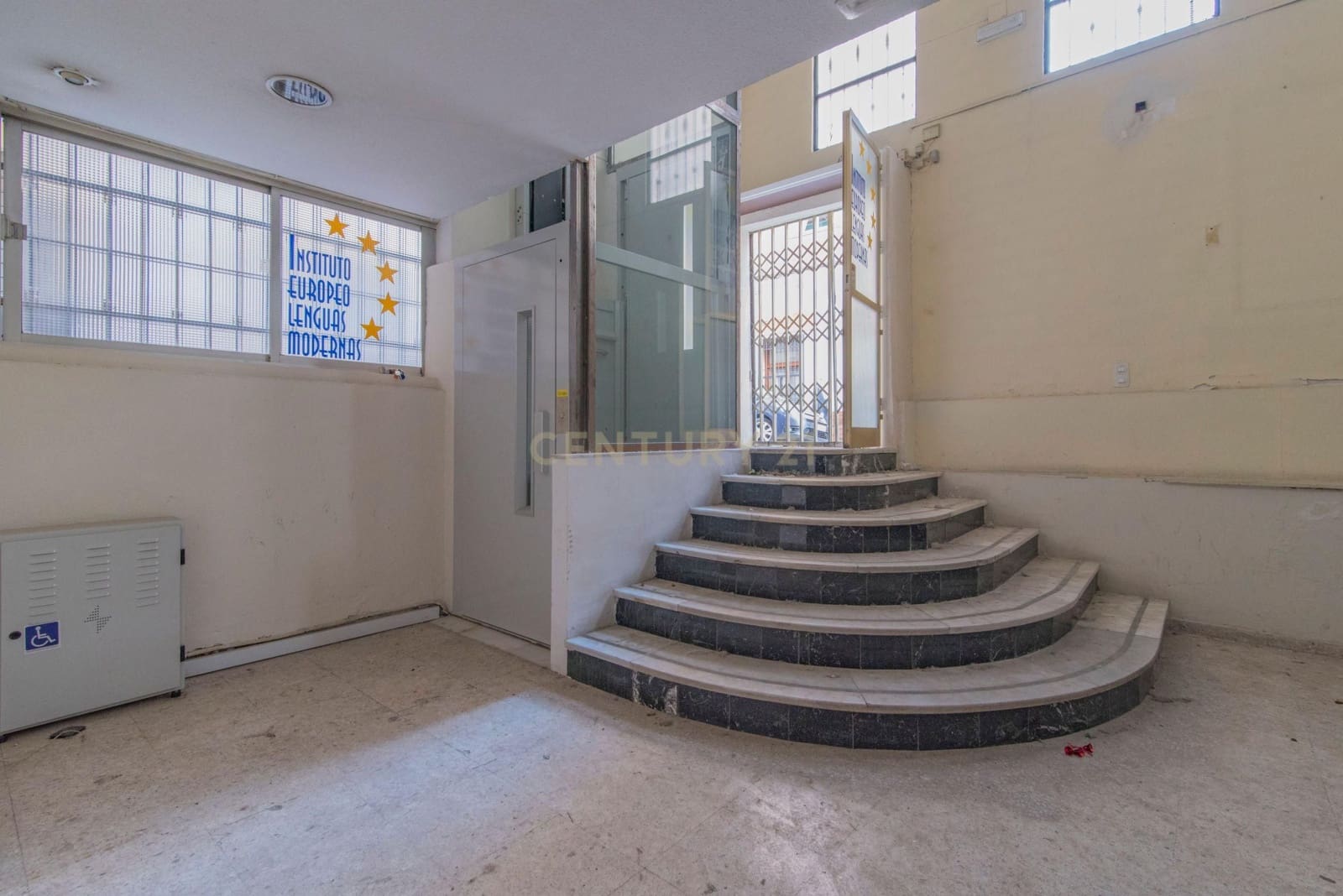 Commercieel te koop in Granada stad - € 350.000 (Ref: 9293620)