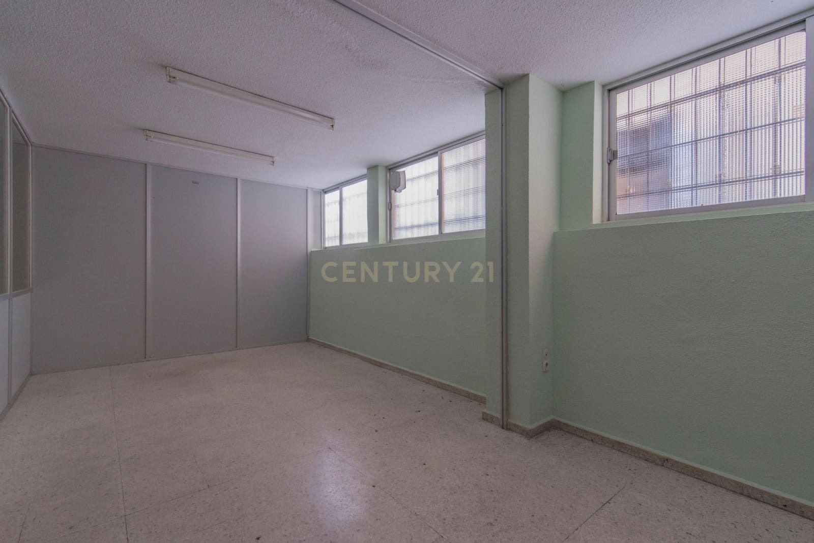 Commercieel te koop in Granada stad - € 350.000 (Ref: 9293620)