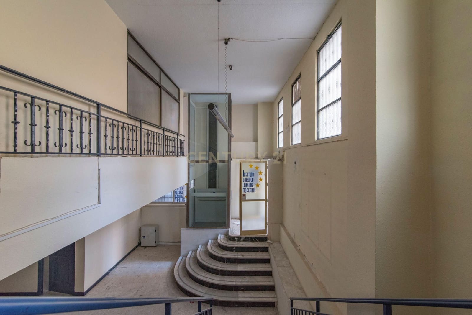 Commercieel te koop in Granada stad - € 350.000 (Ref: 9293620)