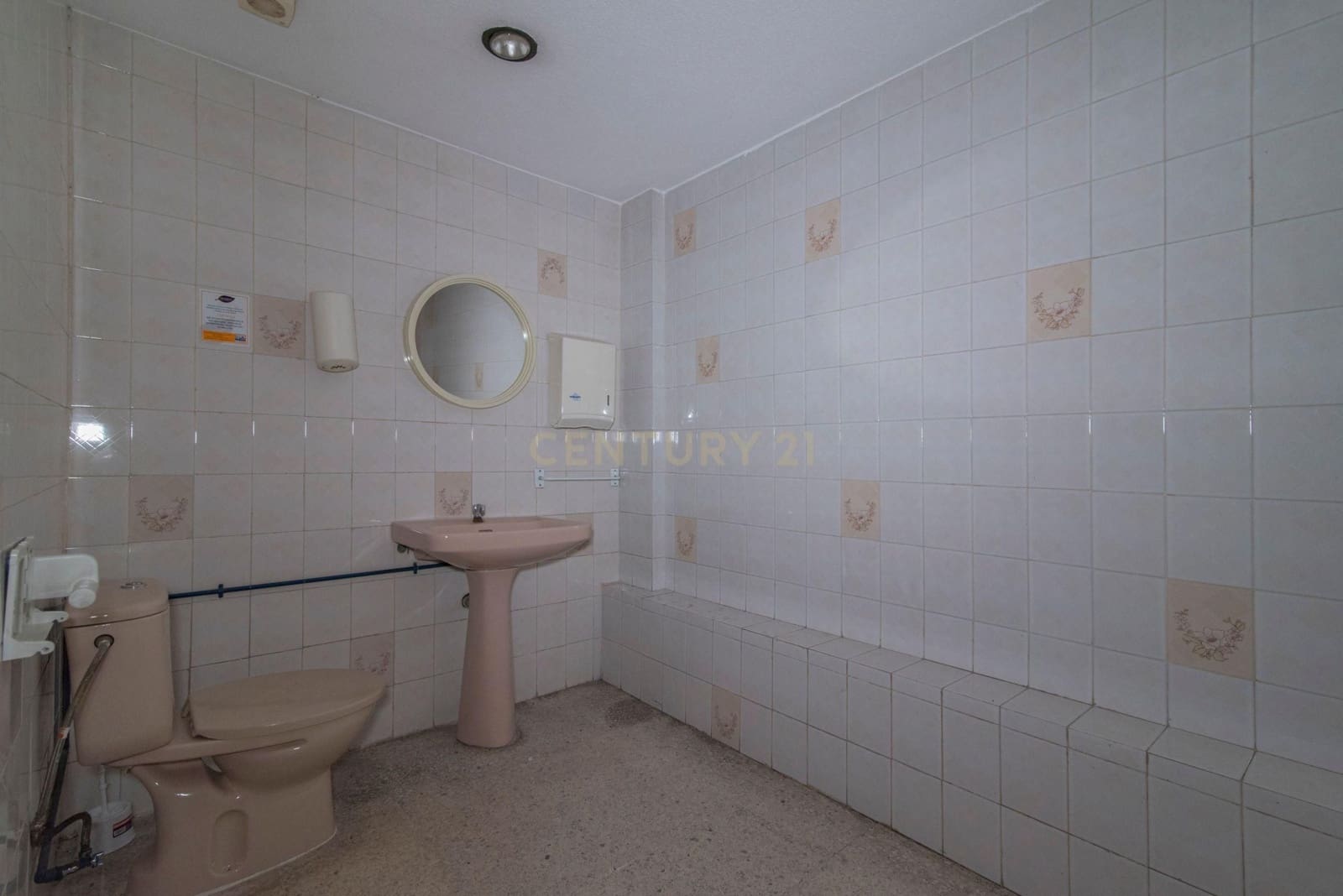 Commercieel te koop in Granada stad - € 350.000 (Ref: 9293620)