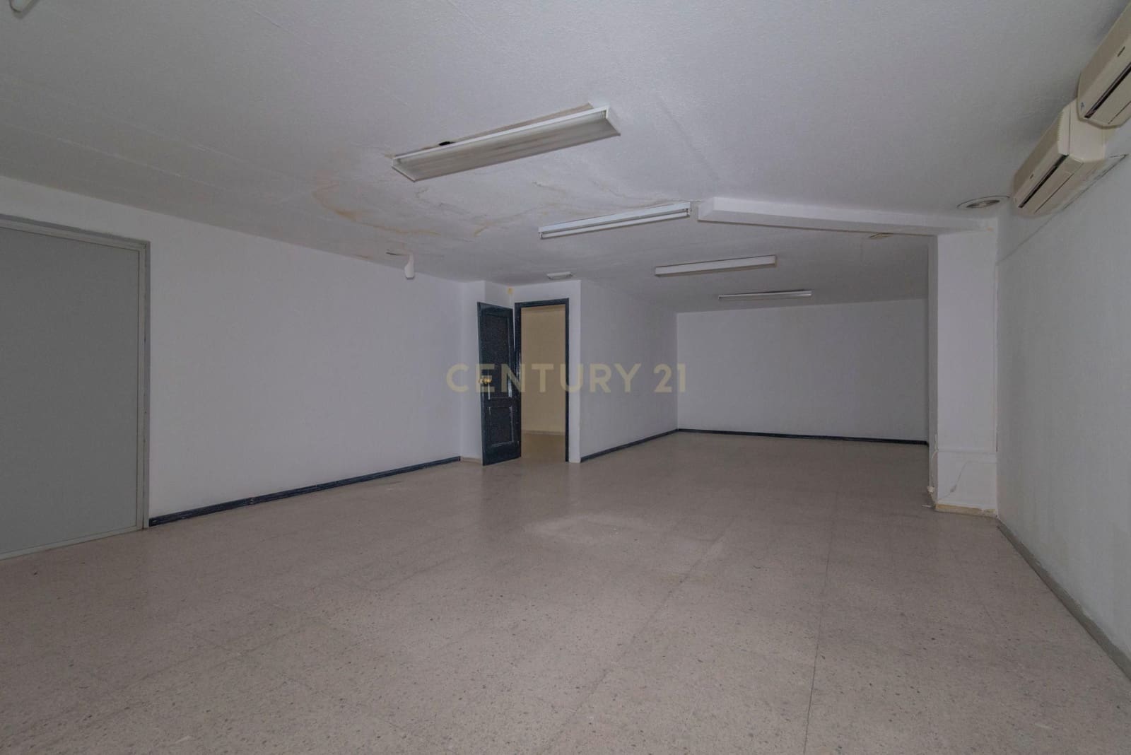 Commercieel te koop in Granada stad - € 350.000 (Ref: 9293620)