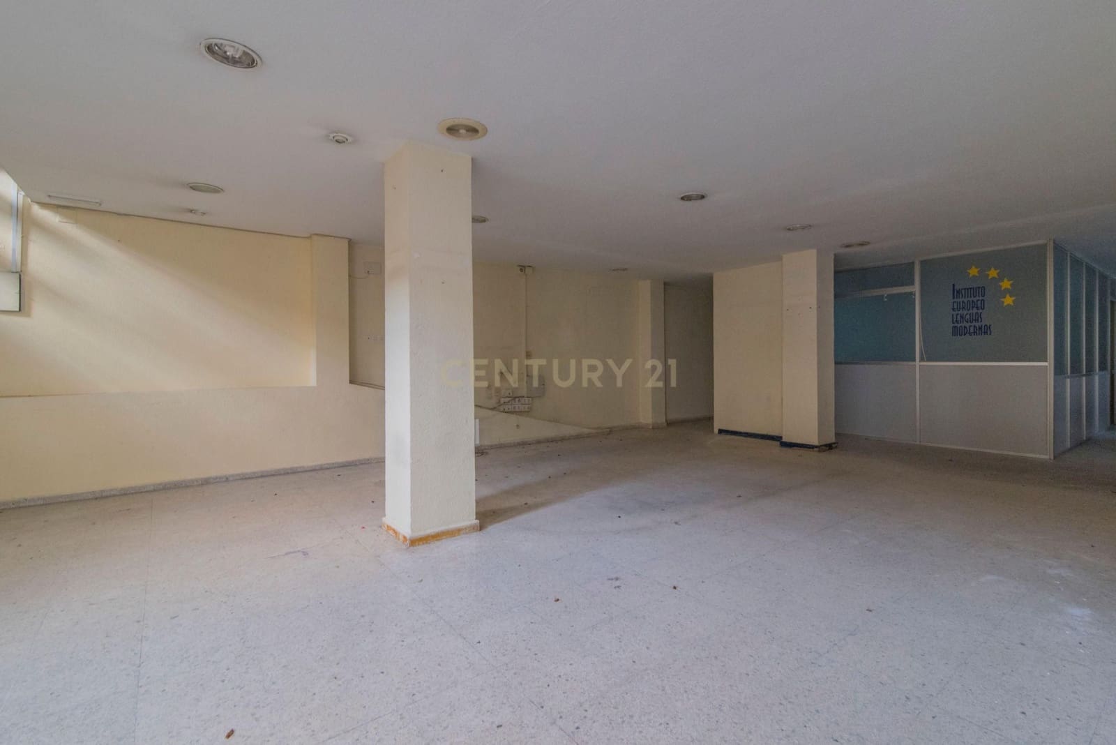 Commercieel te koop in Granada stad - € 350.000 (Ref: 9293620)
