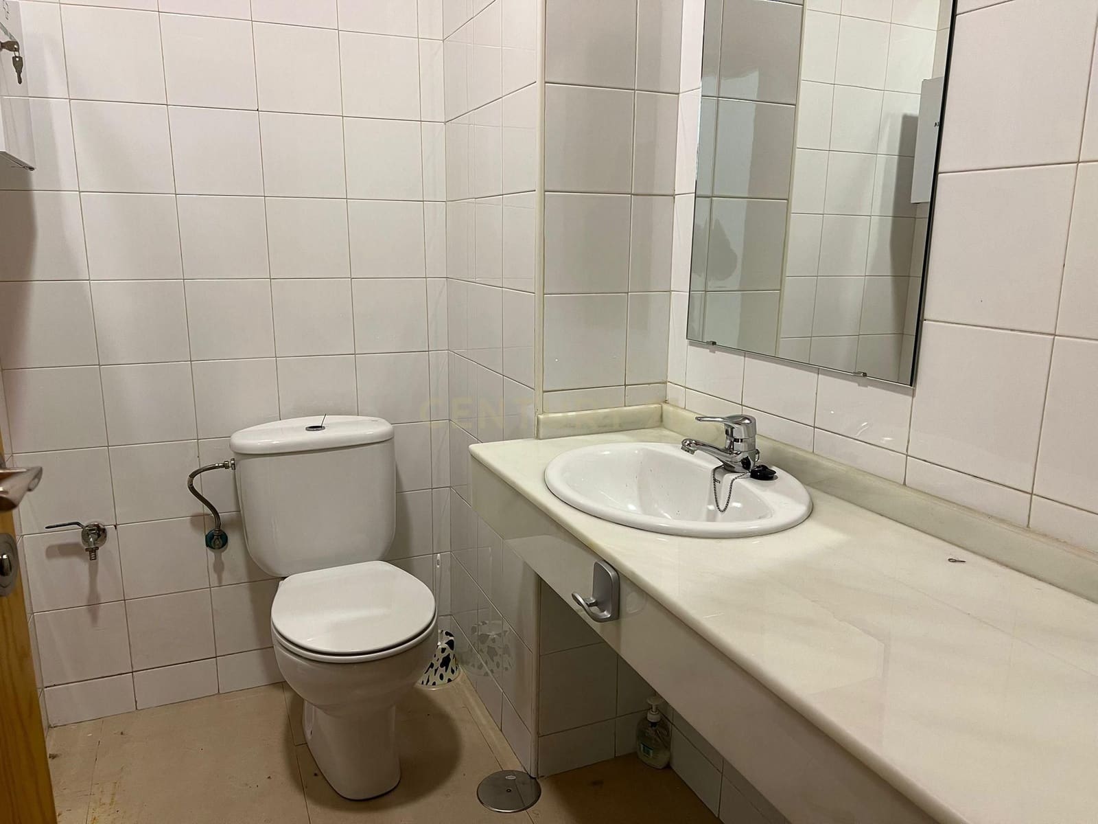 Kommersiell til salgs i Granada by - € 95 000 (Ref: 9294007)