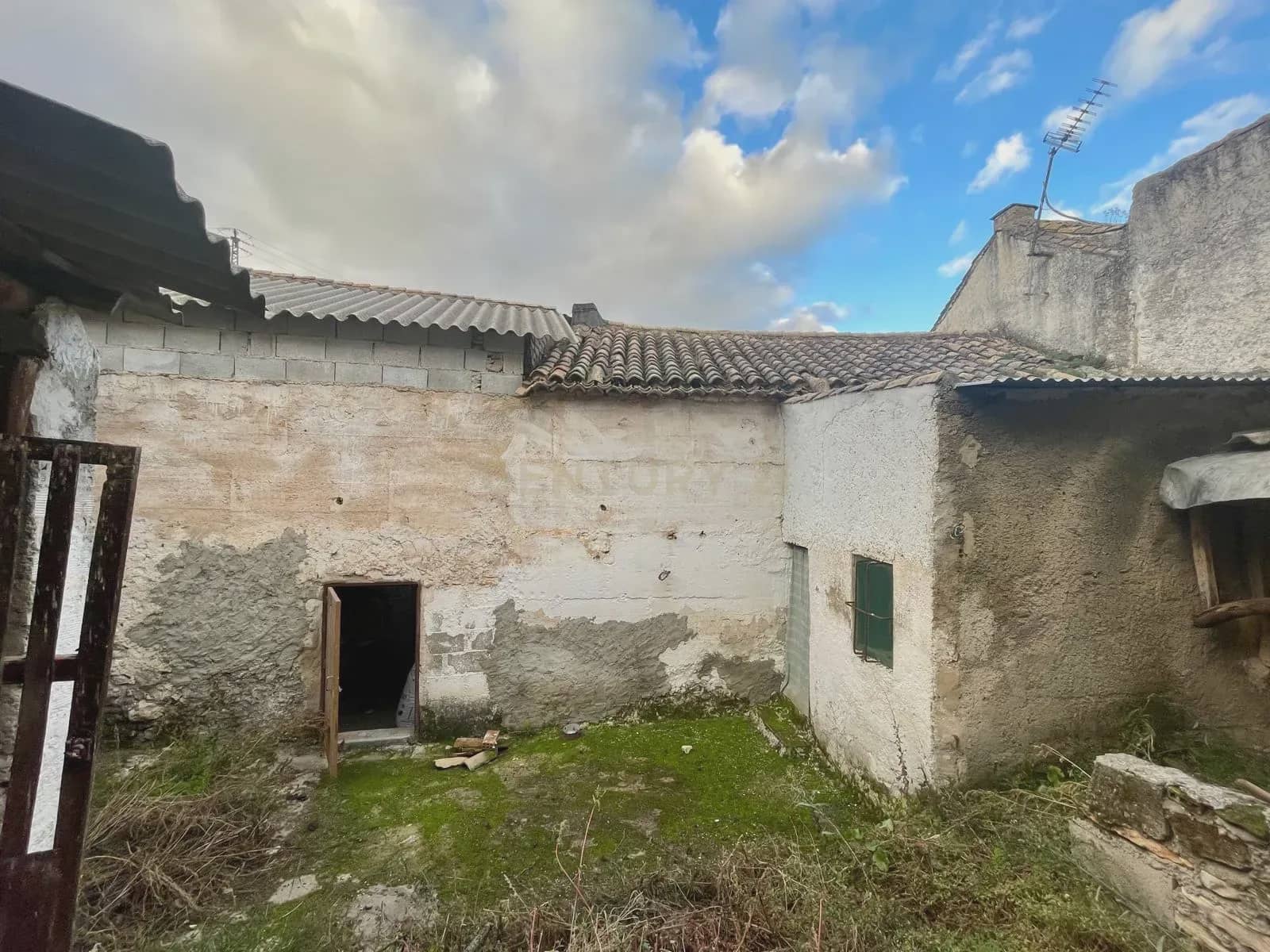 Ruin til salg i Moclin - € 37.000 (Ref: 9294013)