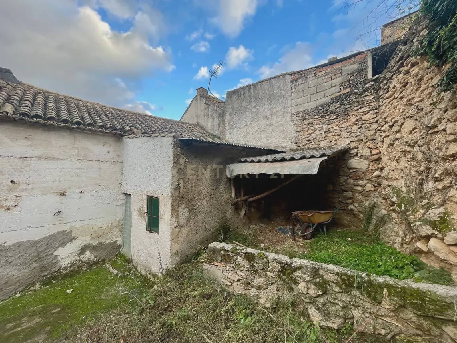 Ruin til salg i Moclin - € 37.000 (Ref: 9294013)