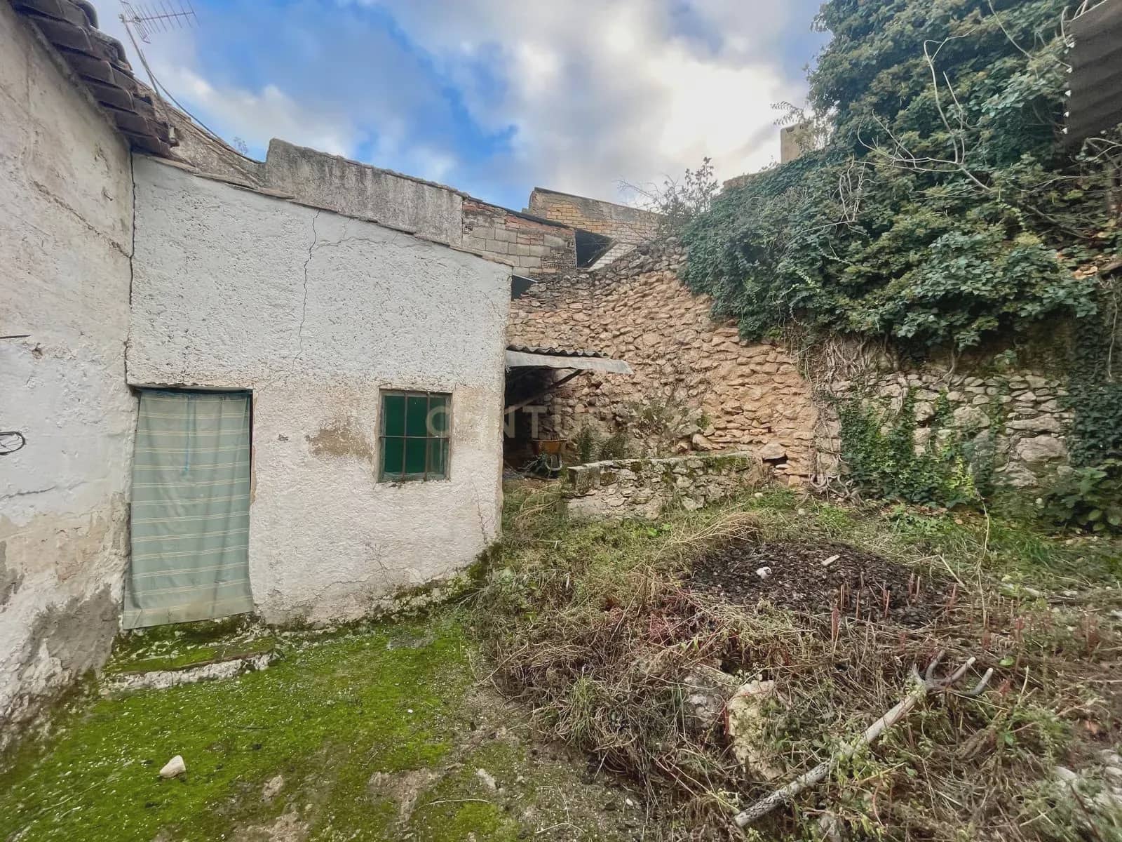 Ruin til salg i Moclin - € 37.000 (Ref: 9294013)
