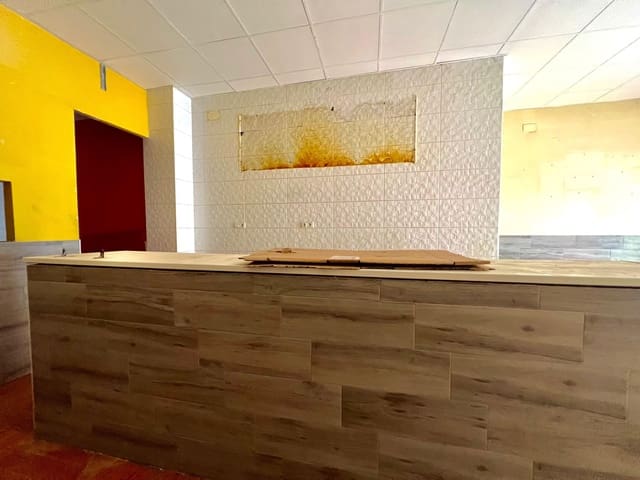 Commercieel te huur in Pajaritos - Plaza de Toros, Granada stad - € 1.400 (Ref: 9314657)