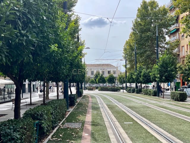 Commercieel te huur in Pajaritos - Plaza de Toros, Granada stad - € 1.400 (Ref: 9314657)