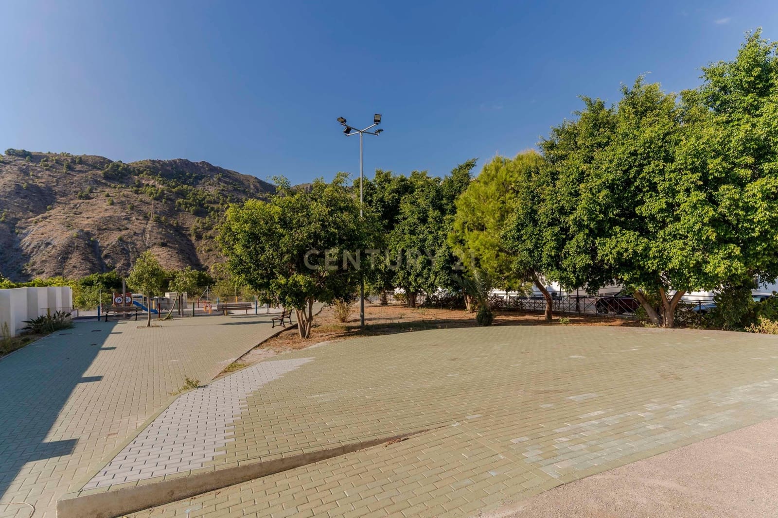 2 soveværelse Lejlighed til salg i Velez de Benaudalla med swimmingpool - € 134.000 (Ref: 9322375)