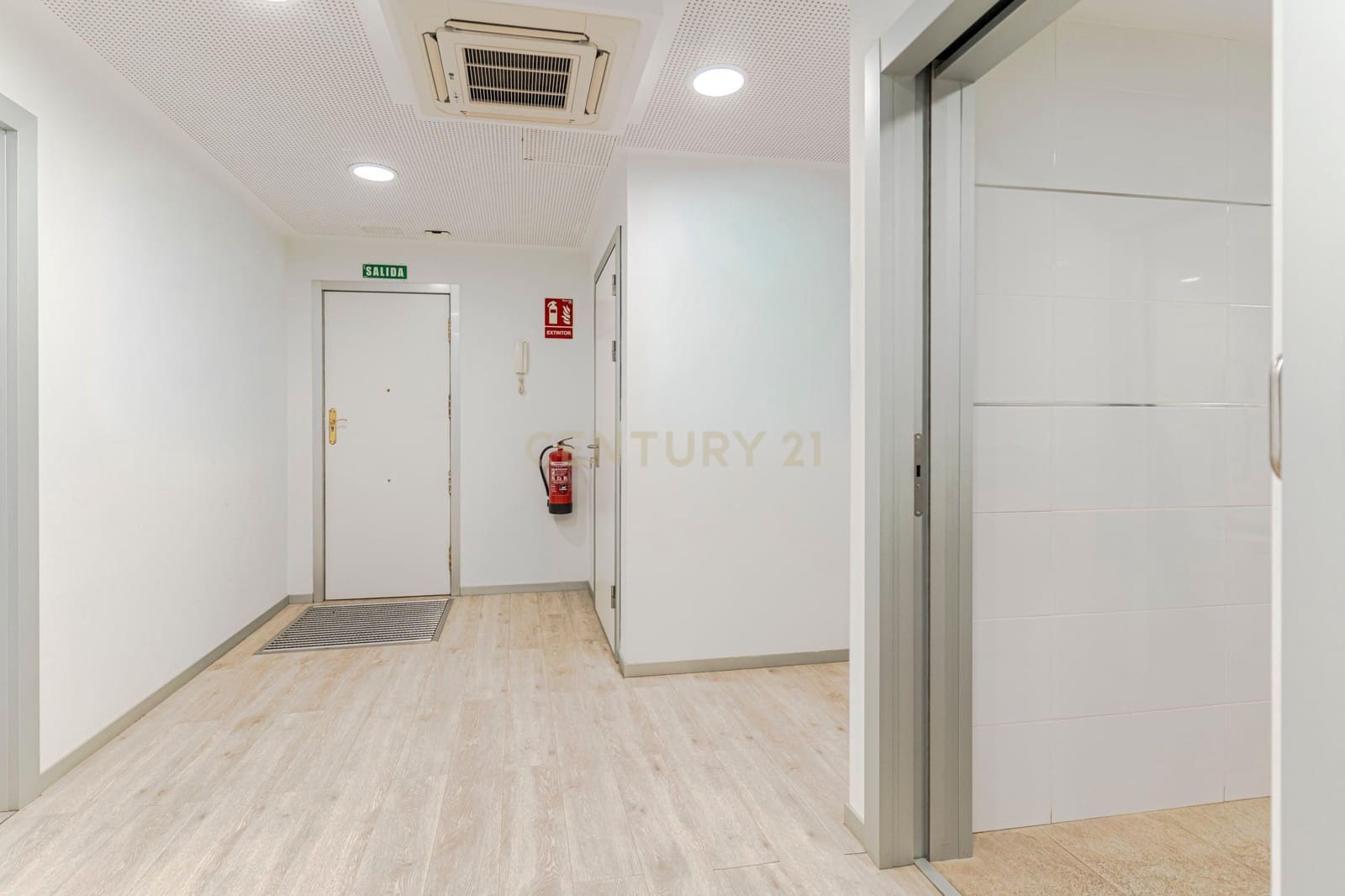 Kontor til salgs i Granada by - € 550 000 (Ref: 9354535)