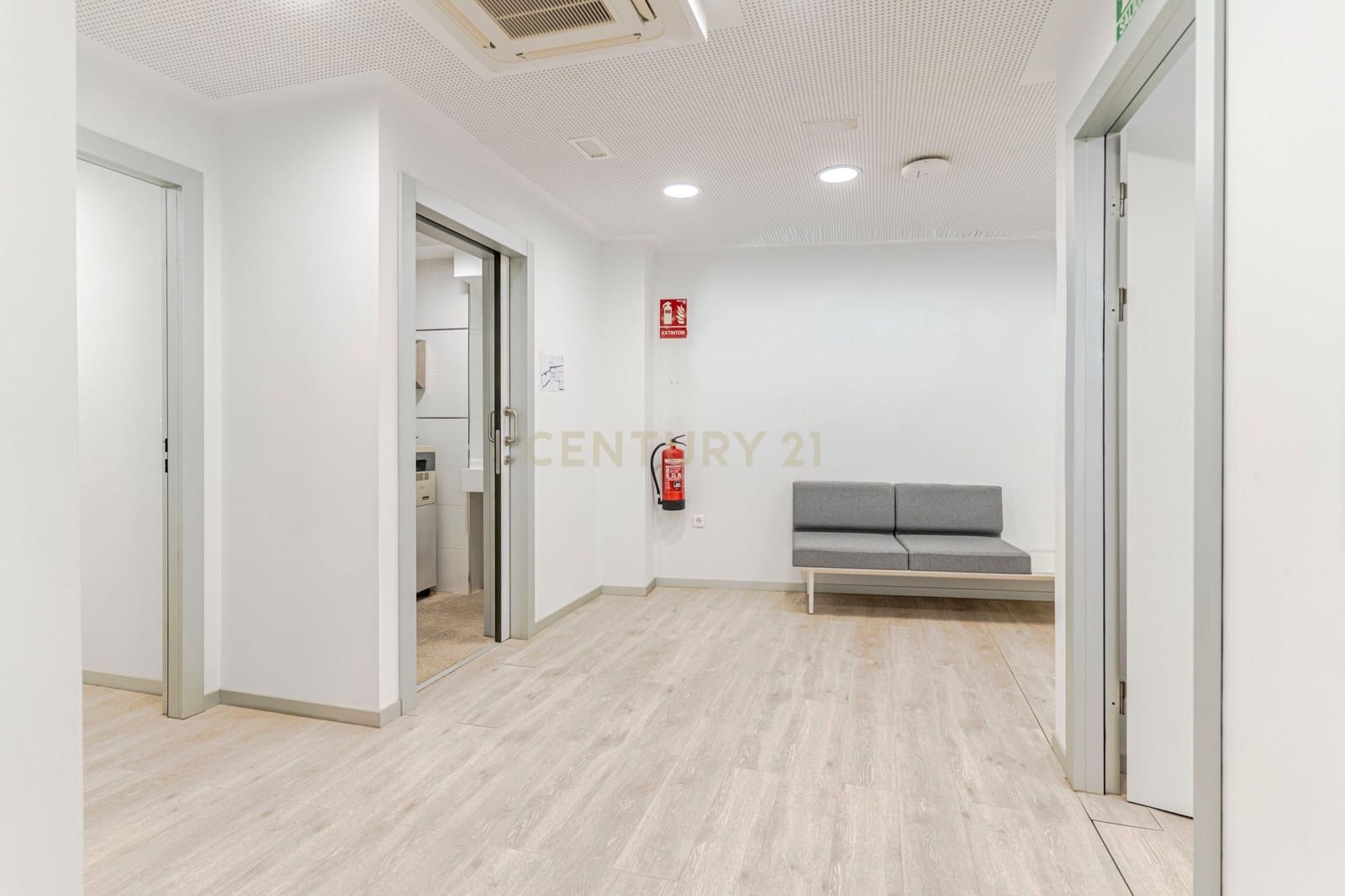 Kontor til salgs i Granada by - € 550 000 (Ref: 9354535)