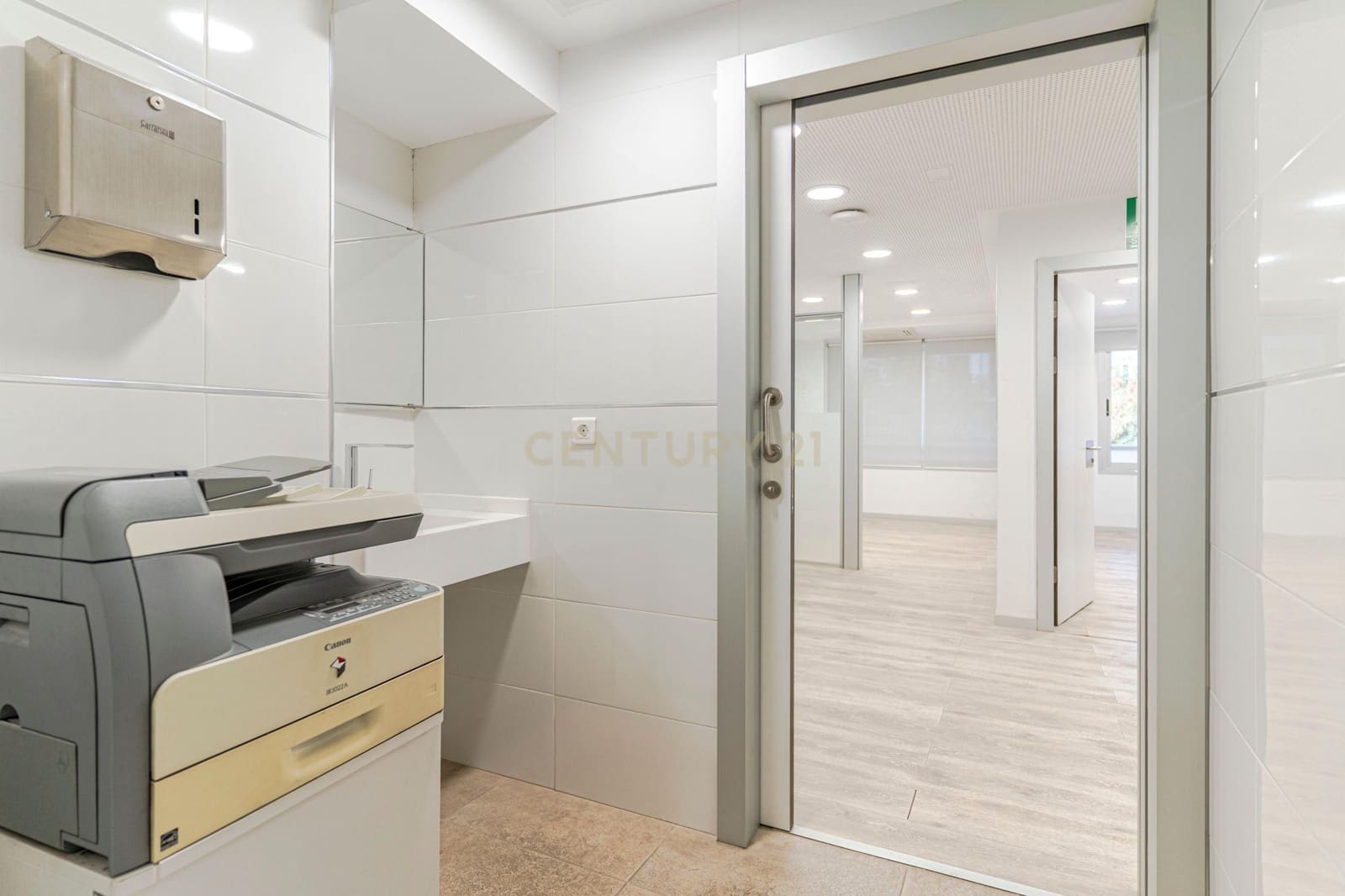 Kontor til salgs i Granada by - € 550 000 (Ref: 9354535)