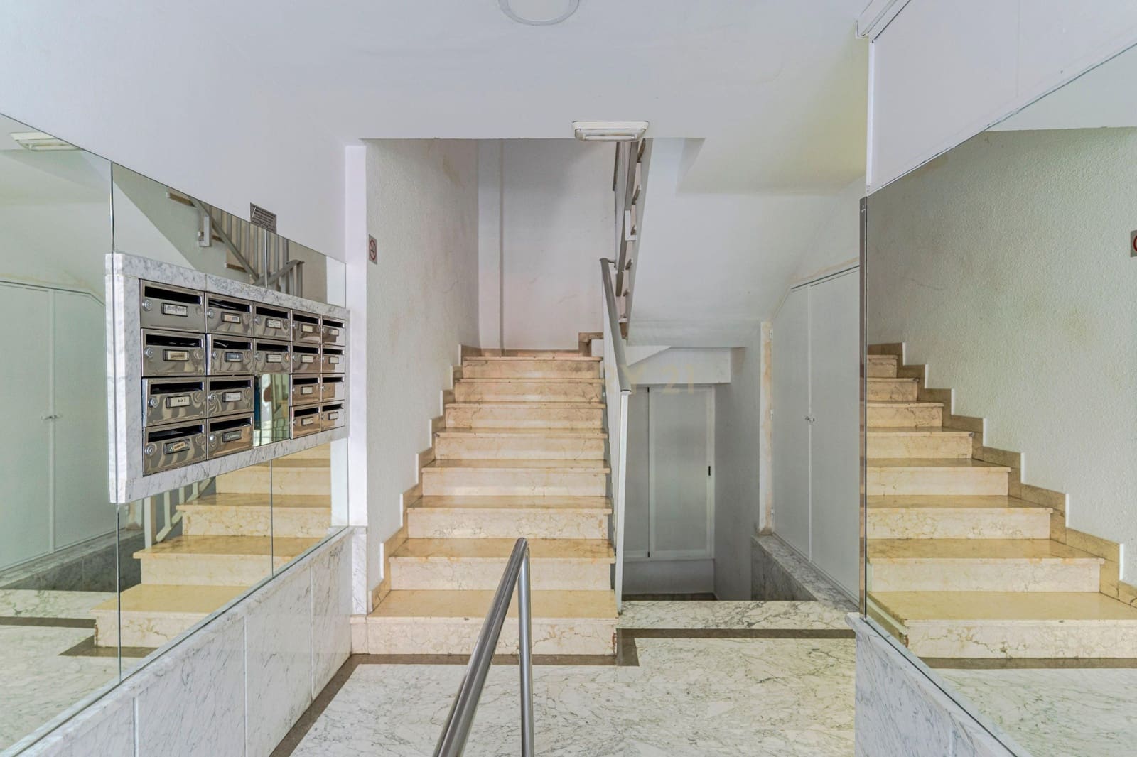 Kontor til salgs i Granada by - € 550 000 (Ref: 9354535)