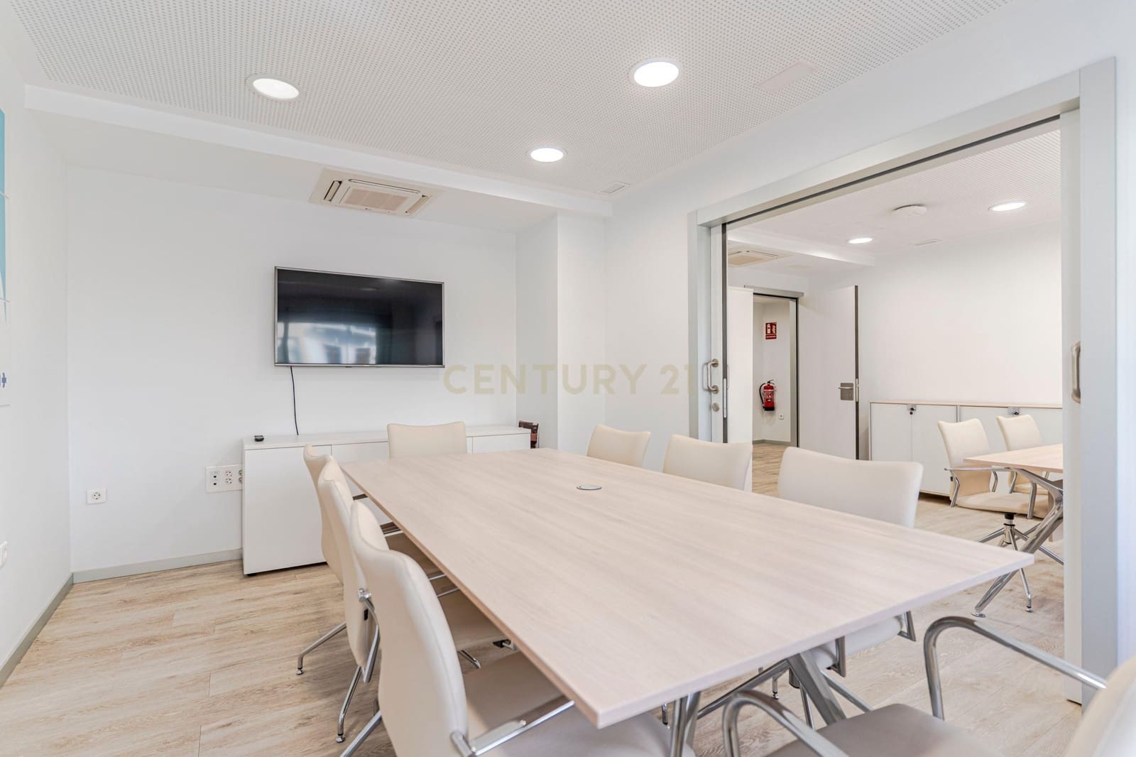 Kontor til salgs i Granada by - € 550 000 (Ref: 9354535)