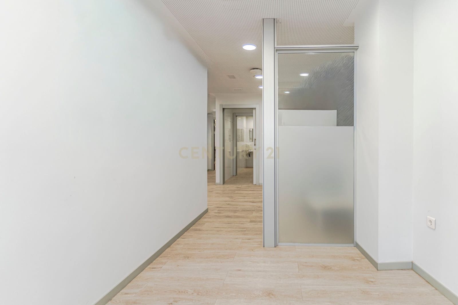 Kontor til salgs i Granada by - € 550 000 (Ref: 9354535)