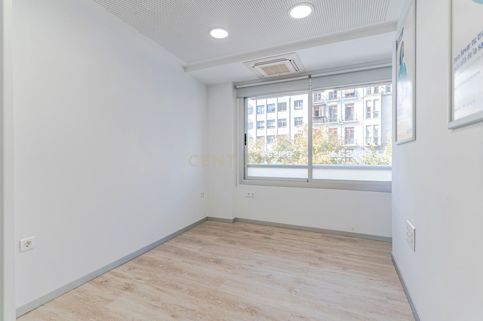 Kontor til salgs i Granada by - € 550 000 (Ref: 9354535)