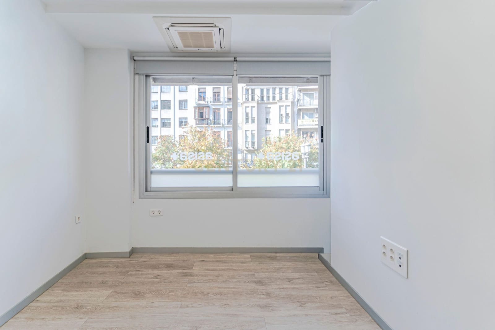 Kontor til salgs i Granada by - € 550 000 (Ref: 9354535)