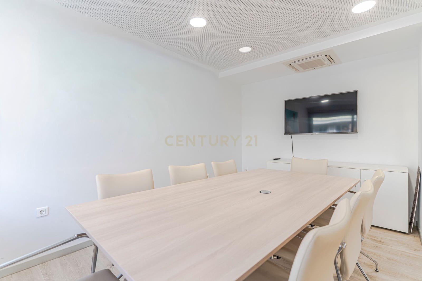 Kontor til salgs i Granada by - € 550 000 (Ref: 9354535)