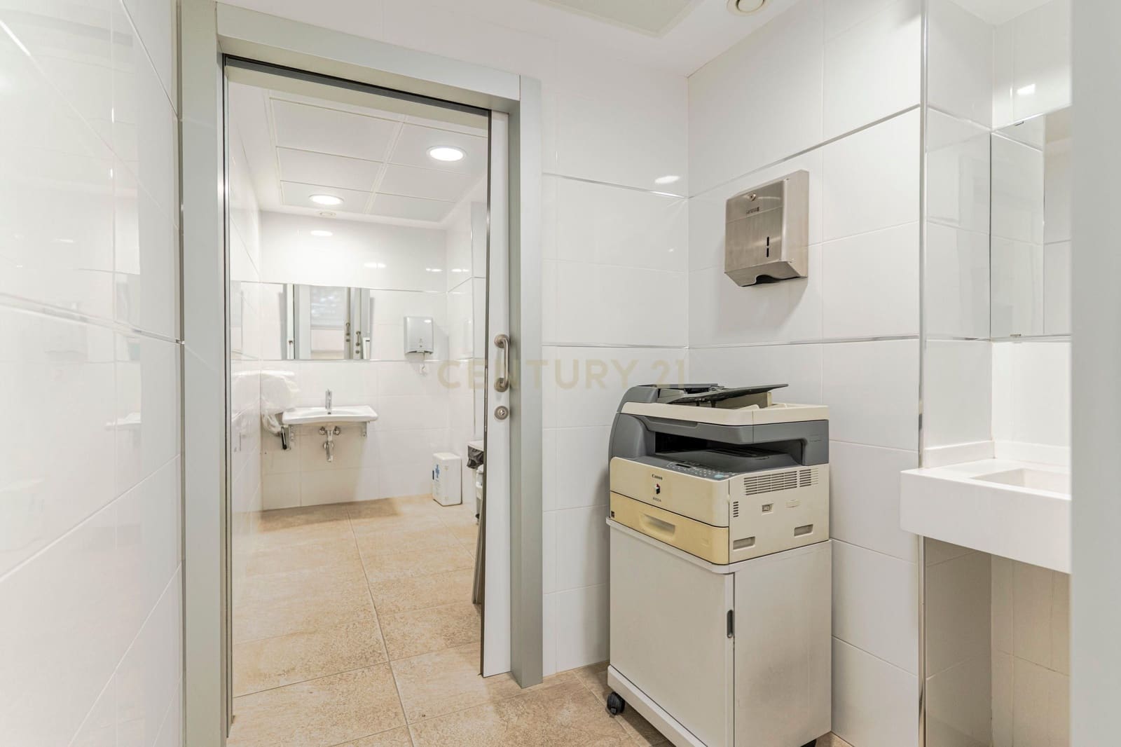 Kontor til salgs i Granada by - € 550 000 (Ref: 9354535)